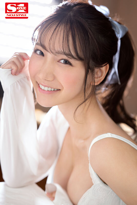 アナタの最高オナニーのために三田真鈴が可愛く見つめておち●こを刺激、そして何度も射精を笑顔で受け止める…大量顔射スマイルオナサポ(sone00111) シーン1